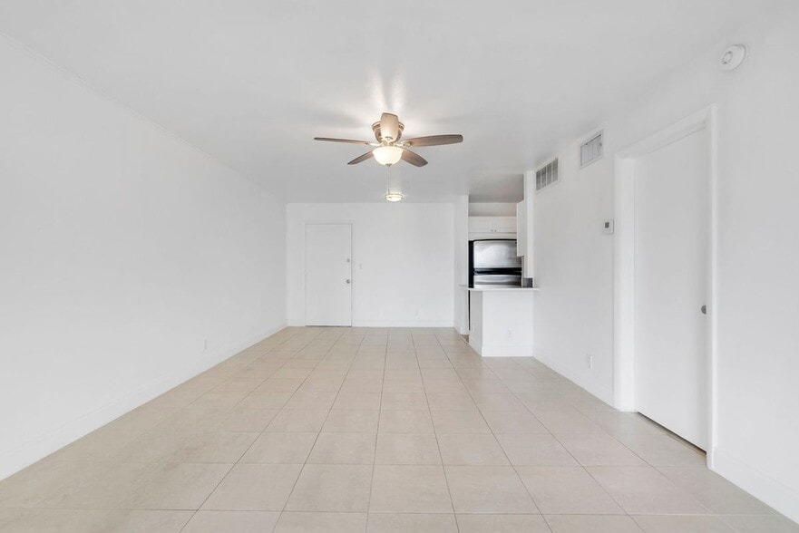 Building Photo - 3040 NE 16th Ave