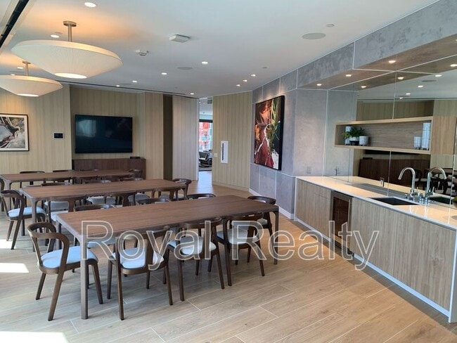 Building Photo - 987 Queen St