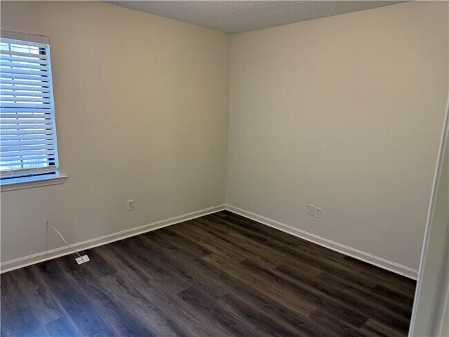 Building Photo - 890 E Cherry St