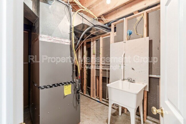 Building Photo - 5551 Ainsley Dr
