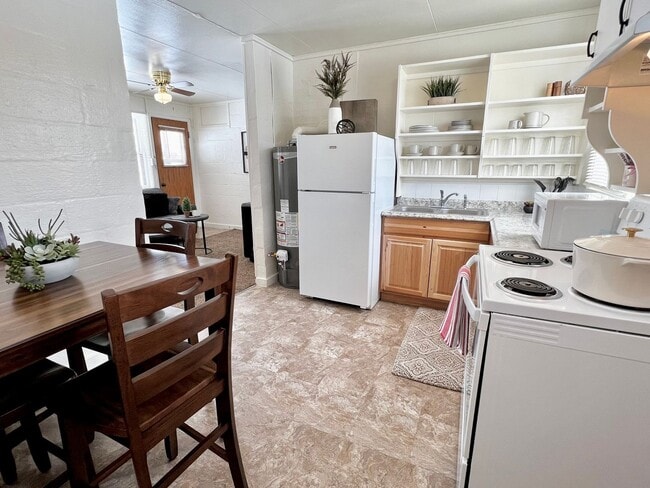 Building Photo - 2 bedroom 1 bath Fully furnished unit