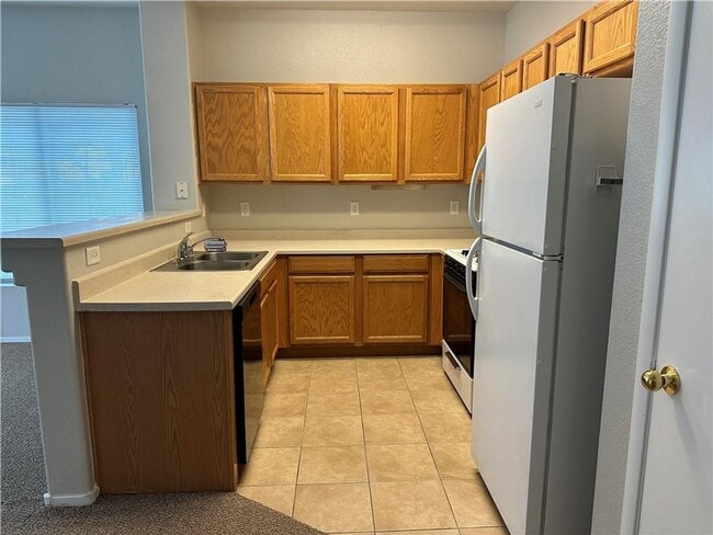 Building Photo - Delightful Henderson Condo with Large Back...