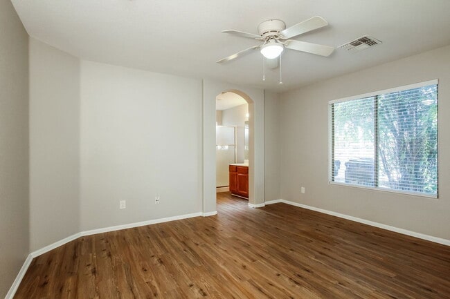 Building Photo - 11017 W Wilshire Dr