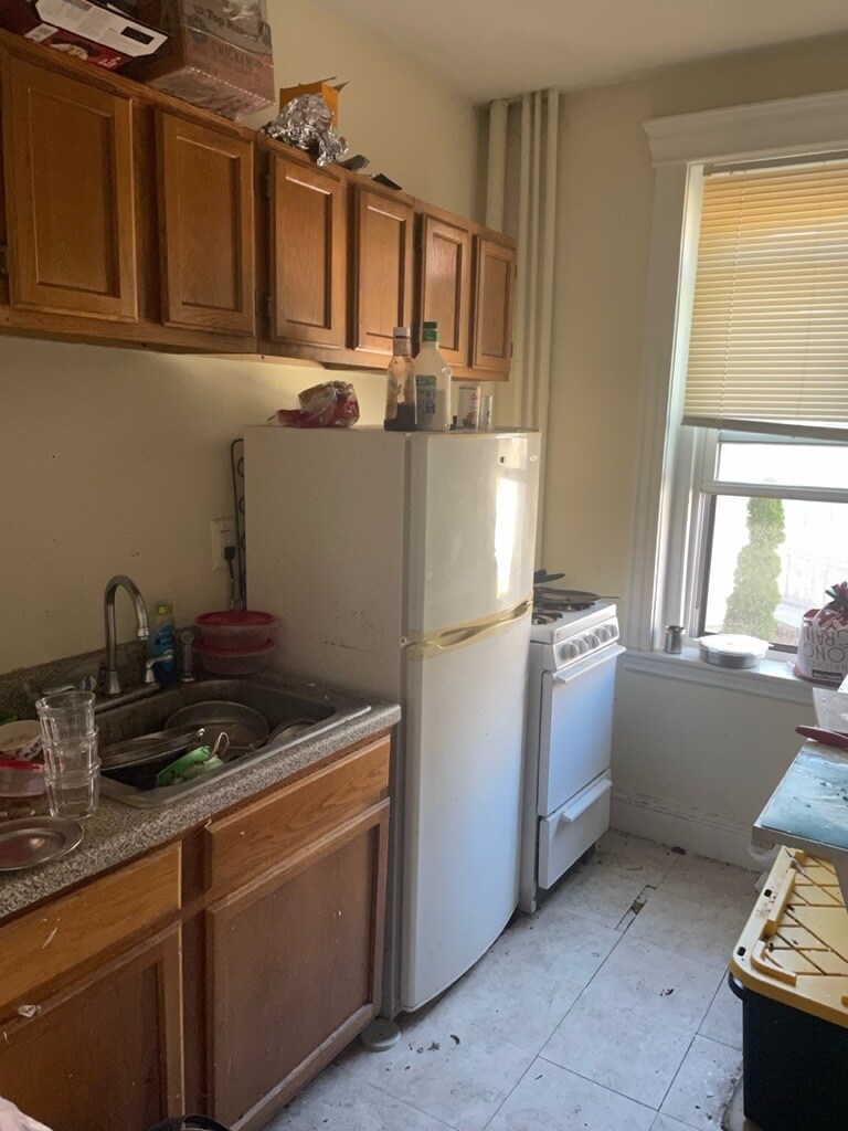 Building Photo - 382 Riverway St