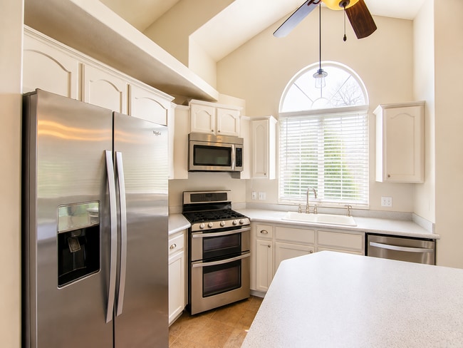 Building Photo - Charming 5-Bedroom Cul-de-Sac Home in Sandy with Garden Beds and Outdoor Space