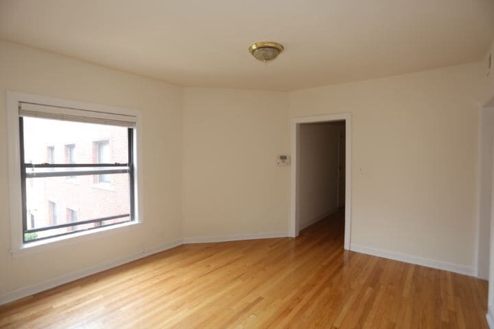 Building Photo - 828 W Waveland Ave