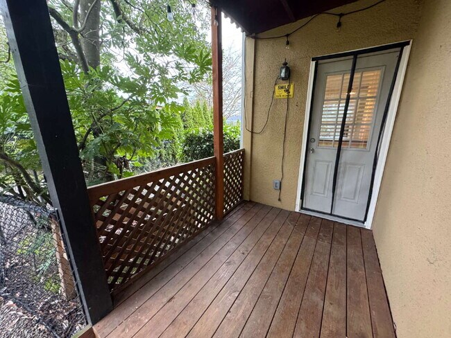 Building Photo - 1 Bedroom SW Portland / Large Backyard / Easy Access to OHSU and Downtown