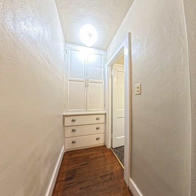 Building Photo - Beautiful 3 bedroom 1 bathroom home