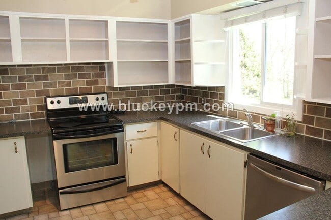Building Photo - 2 Bed, 1 Bath Home Near Park Rose City Gol...