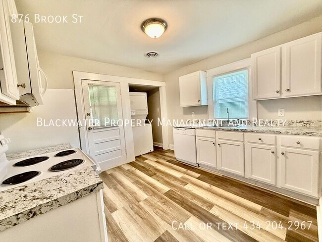 Building Photo - 876 Brook St