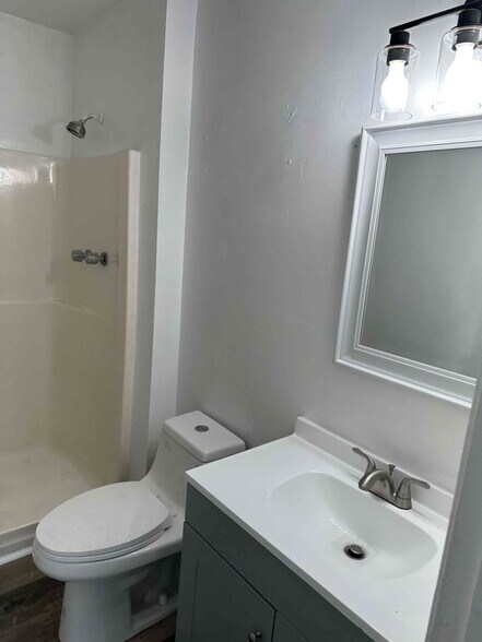 Building Photo - 716 Glenshire Dr