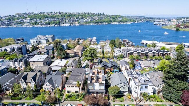 Building Photo - Gorgeous VIEW Townhome w/ 2 Master Suites in Coveted Eastlake