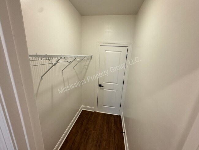 Building Photo - 3BR/3.5BA - End Unit in South Grove