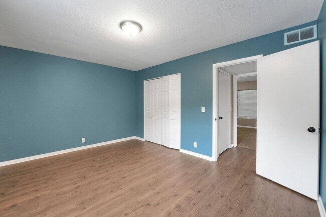 Building Photo - Charming 3BR Condo in Charlotte