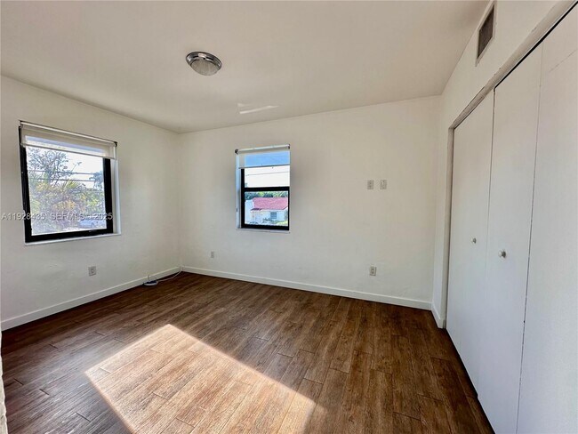 Building Photo - 4204 SW 14th St