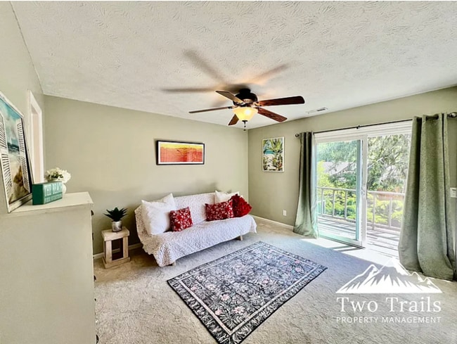 Building Photo - CHARMING UPSTAIRS CONDO IN HENDERSONVILLE