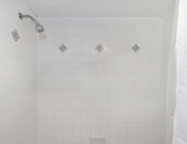 Building Photo - 4401 W Kennedy Blvd