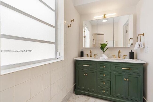 Building Photo - 1033 W 47th St