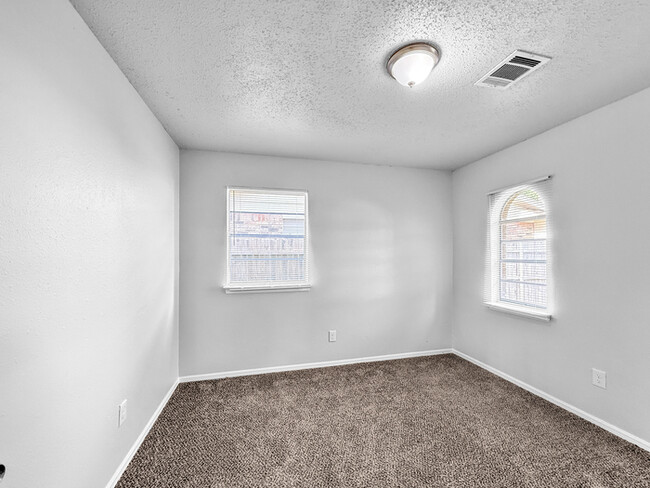 Building Photo - 812 Royal Ave