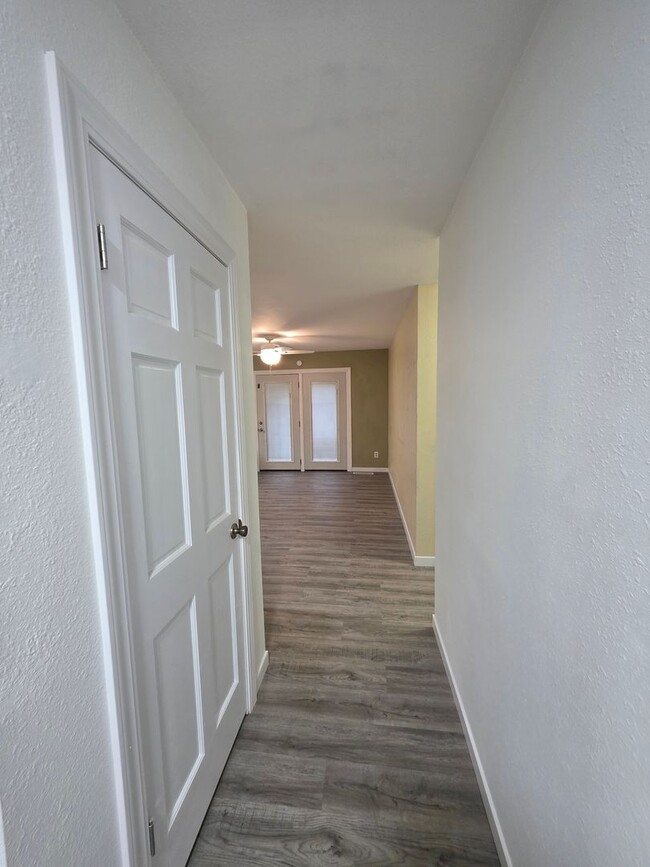 Building Photo - **Spacious 3-Bedroom, 2 -Bath Home Available!**