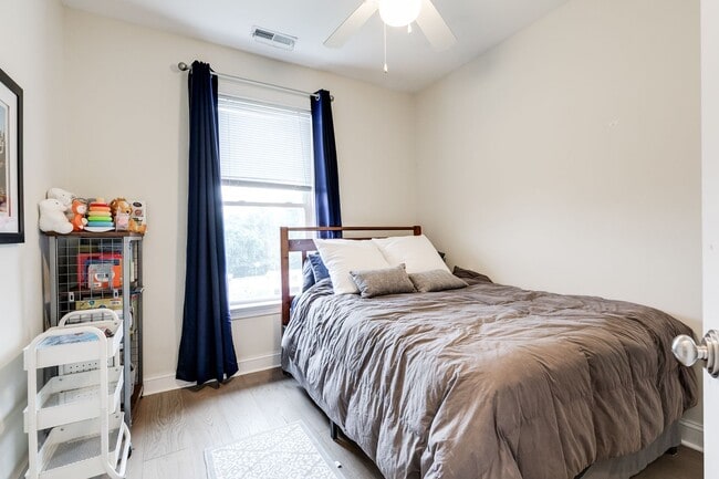 Building Photo - Gorgeous 3 Bedroom Townhome in Oregon Hill...