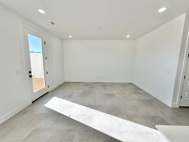 Building Photo - PET FRIENDLY!! HURRICANE TOWNHOME!