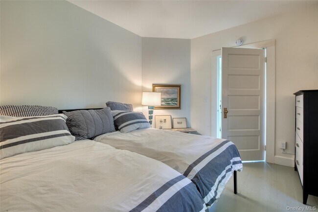 Building Photo - 4075 Pequash Ave