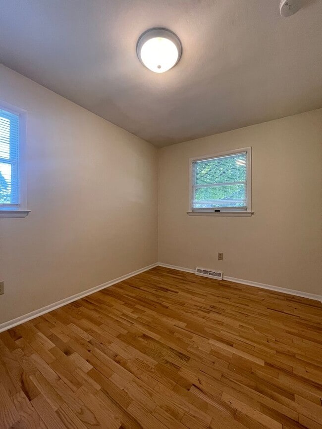 Building Photo - Three Bedroom Ranch in Portage