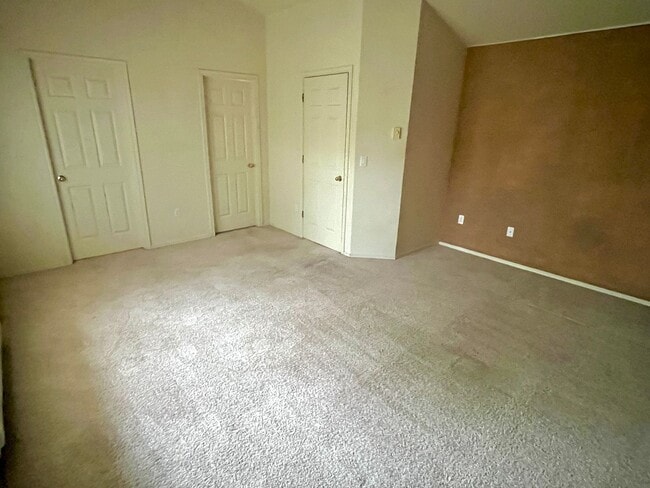 Building Photo - Spacious 2-story 2bedroom + 2.5 bath townh...