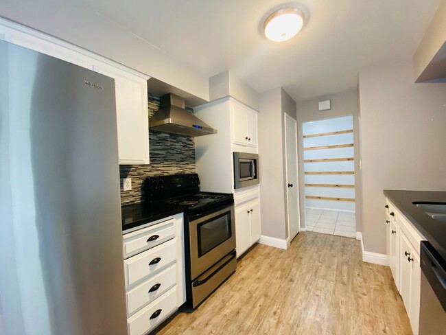 Building Photo - $2,100 Charming 3 Bedroom Home With 2 Livi...