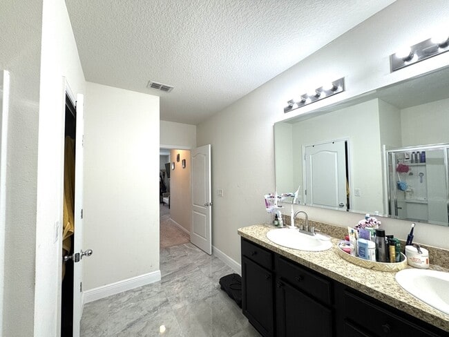 Building Photo - 239 Willow Bend Dr