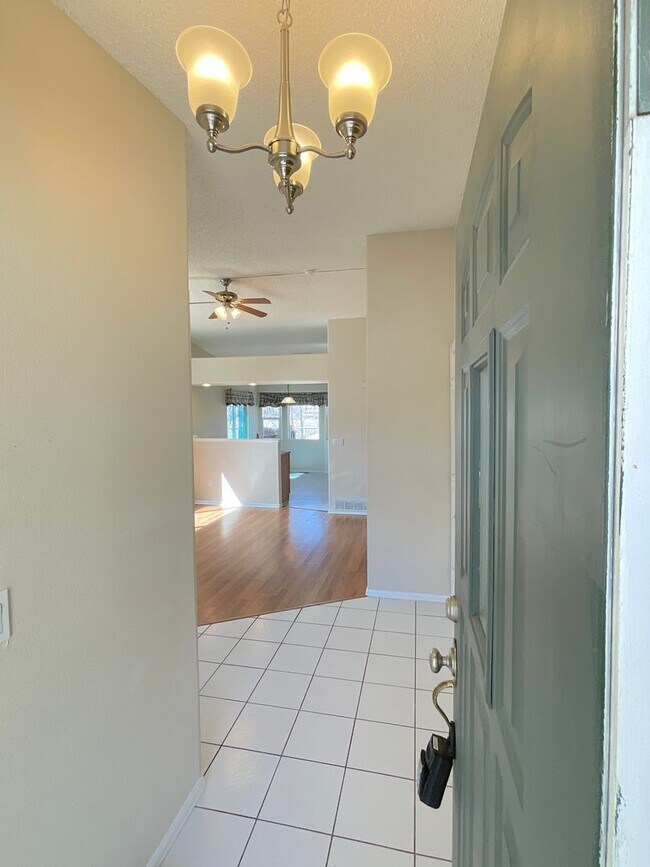 Building Photo - 4 Bedroom Townhome Available Near S Academy Blvd & E Fountain Blvd!