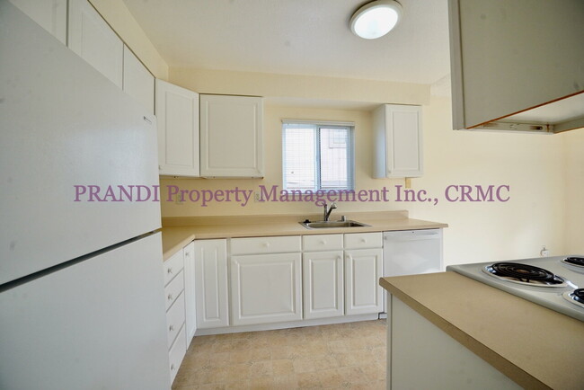 Building Photo - Charming Novato Apartment with Great Light...