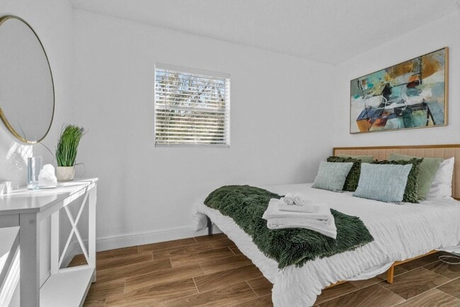 Building Photo - Modern 4BR South Tampa Home | Yard | Near the Bay