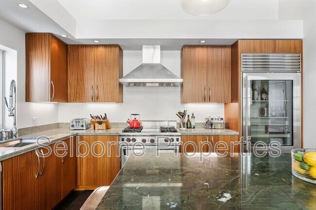 Building Photo - 33 Clementina St