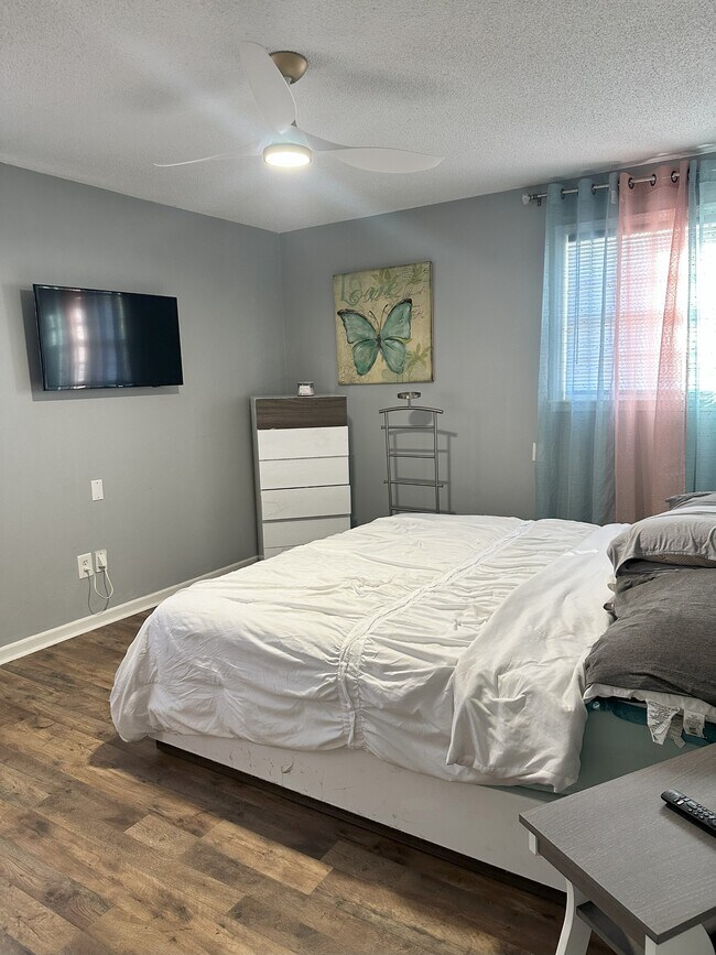 Building Photo - 400 Wesley Dr