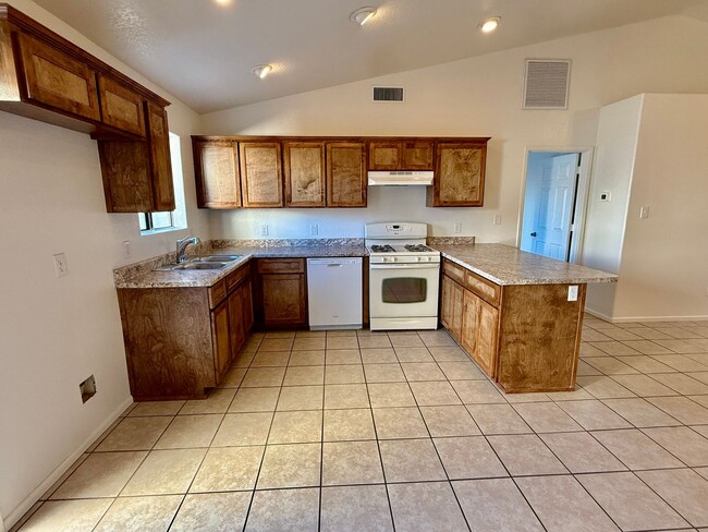 Building Photo - Centrally Located Townhouse