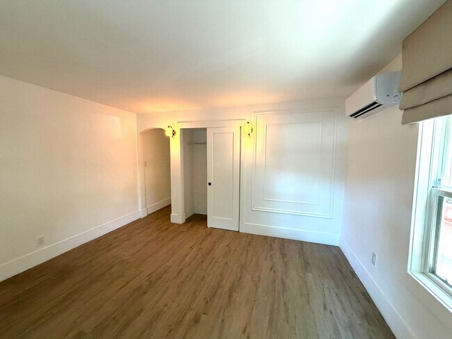 Building Photo - Tastefully remodeled Midtown Sacramento Apartment with Private Backyard Patio!