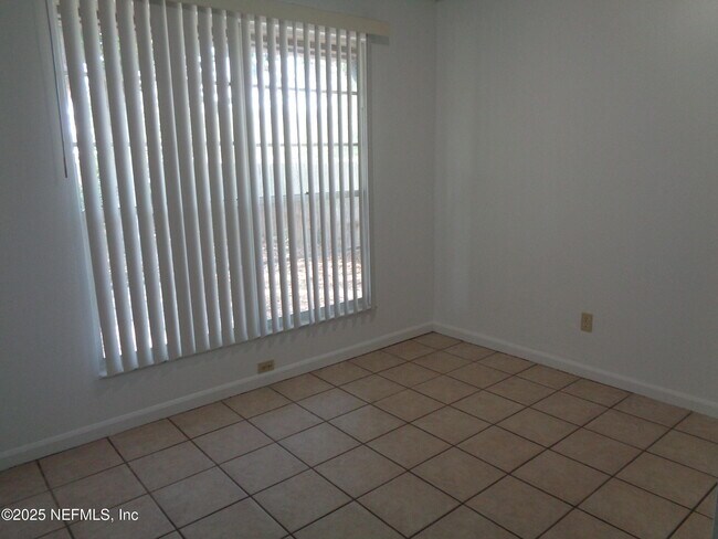 Building Photo - 812 Maplewood Ln