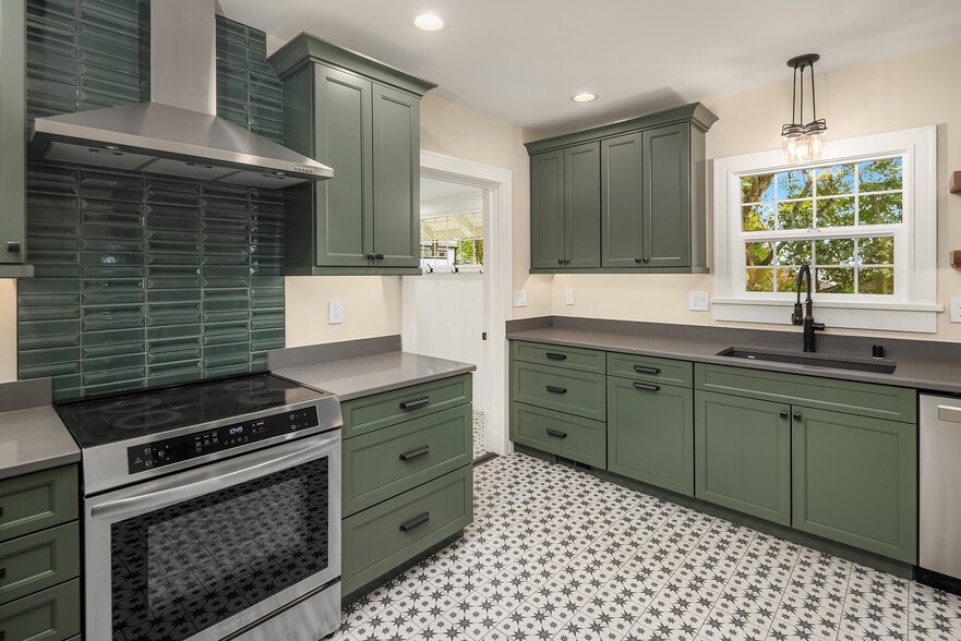 Building Photo - 10425 Des Moines Memorial Dr S