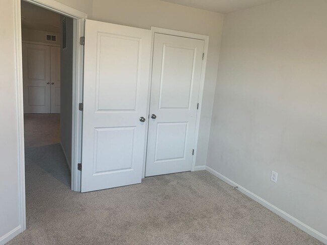 Building Photo - 125 Maple Run Dr