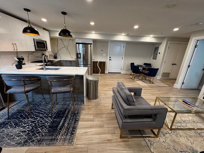 Building Photo - Discover this beautifully renovated 2BD/2B...