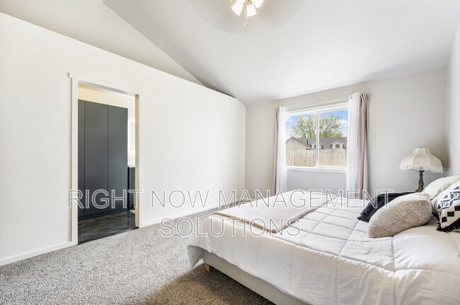 Building Photo - 10563 W Stonecrop Dr