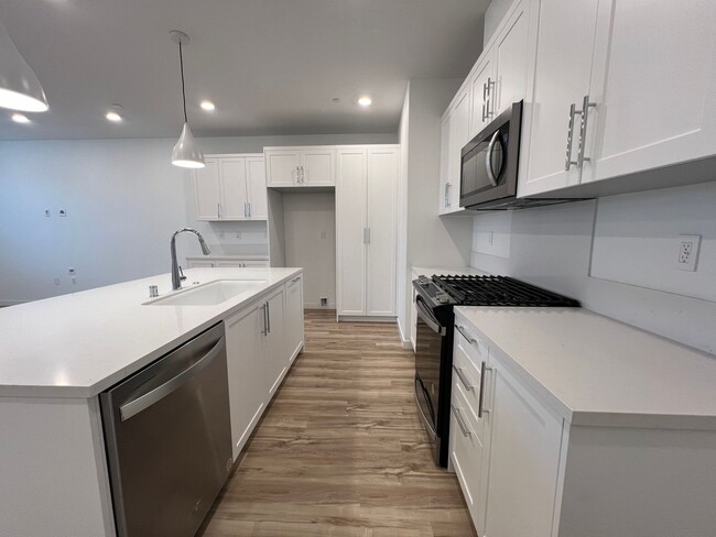 Building Photo - Gorgeous *BRAND NEW* Townhome in Midtown V...