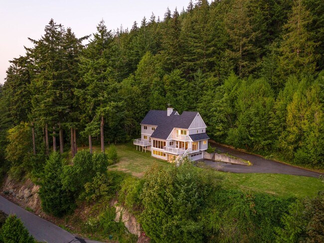 Building Photo - Beautiful home with views and in a gated c...