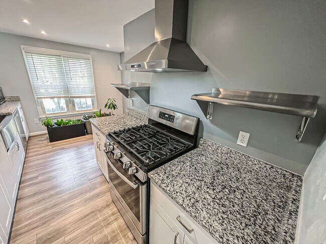 Building Photo - Sunny And Delightful 3 Bed 2.5 Bath Interior Townhome In Refreshing Newgate