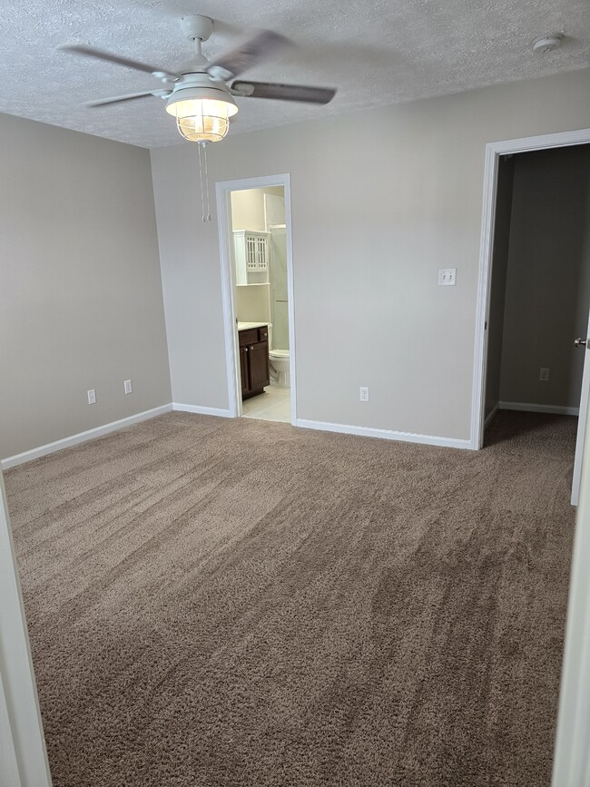 Master bedroom - 102 Glen Cannon Dr
