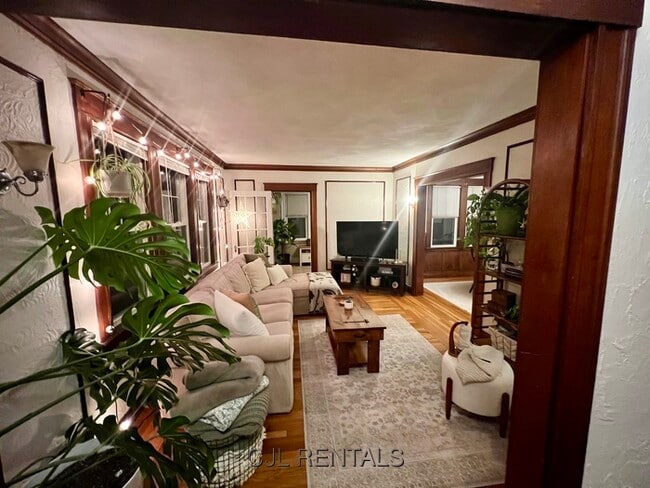 Building Photo - 33 Evans St