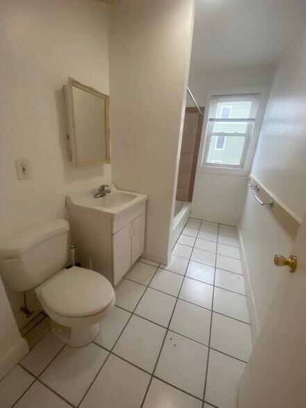 Building Photo - 86 Fellsway W