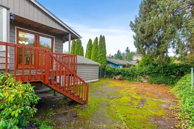 Building Photo - Spacious 5-Bed Home on XL Private Lot!